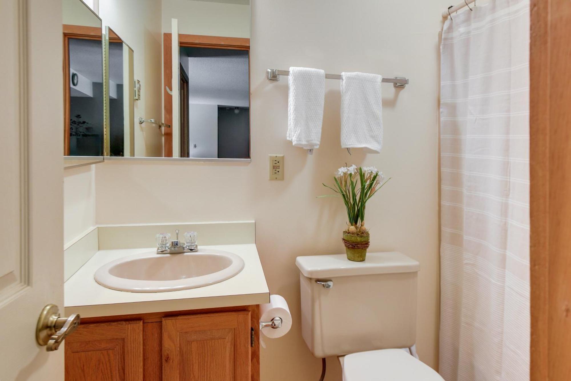 Well-Appointed Lincoln Abode Ski, Swim And Fish! Bagian luar foto